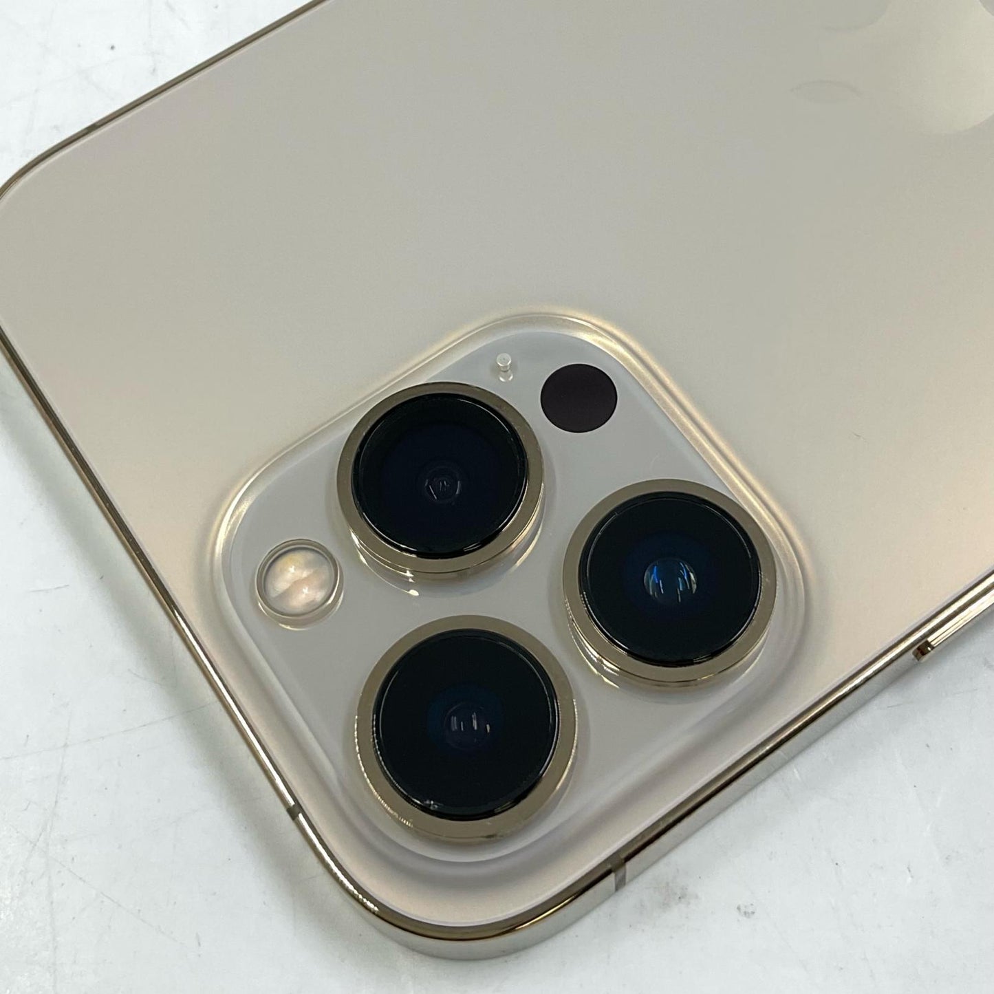 【全額返金保証】【最速発送】Apple iPhone iPhone 13 Pro Max 128GB ゴールド docomo 白ロム 動作確認済 79%