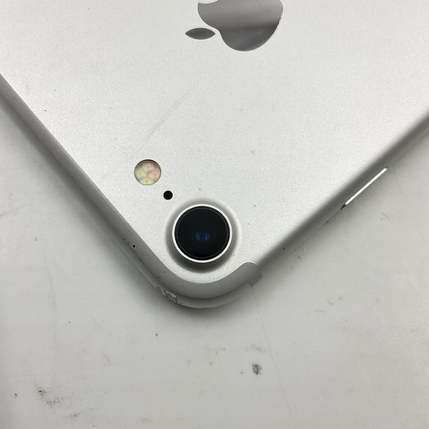 【全額返金保証】【最速発送】Apple iPhone iPhone 7 128GB シルバー au 白ロム 動作確認済 69%