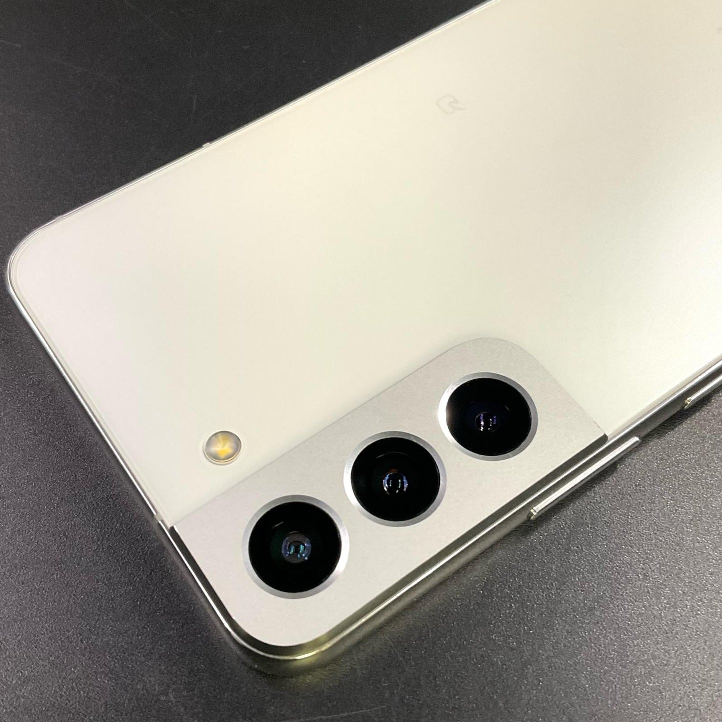 【最速発送】 Galaxy S22 256GB ホワイト系 au SIMフリー SCG13 白ロム【難有】