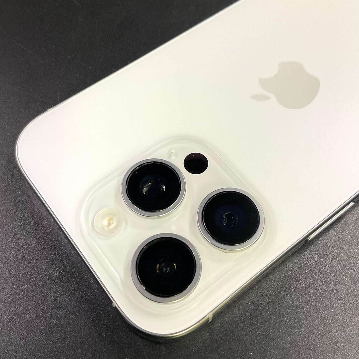 【最速発送】Apple iPhone iPhone 16 Pro 256GB ホワイトチタニウム docomo SIMフリー 白ロム【難有】 99%