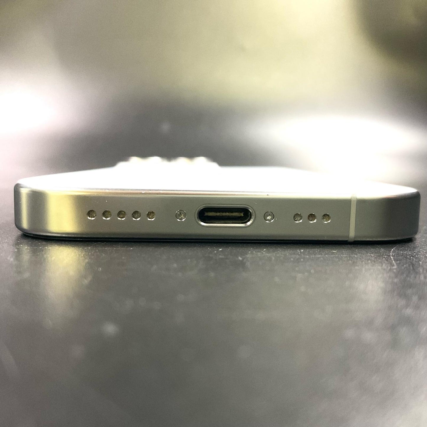 【最速発送】Apple iPhone iPhone 16 Pro 256GB ホワイトチタニウム docomo SIMフリー 白ロム【難有】 99%