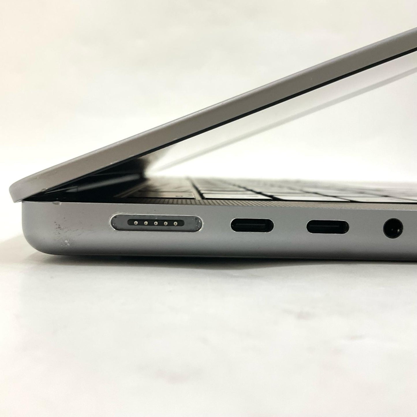 【最速発送】Apple MacBook Pro 14インチ 2021 Apple M1 Pro 16GB 1TB スペースグレイ 86%【難有】
