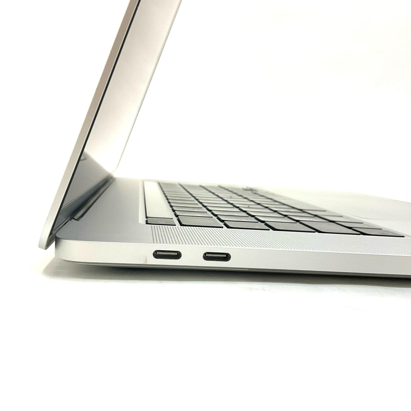 【全額返金保証】【最速発送】Apple MacBook Pro 16インチ 2019 6コア intel core i7 16GB 512GB シルバー 84% 動作確認済