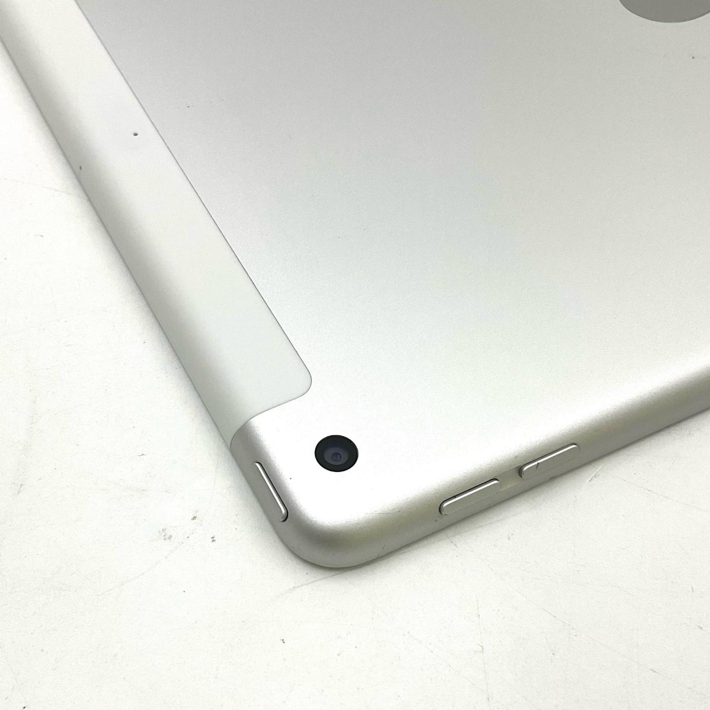 【最速発送】Apple iPad iPad 10.2インチ 第9世代 64GB シルバー WiFi+Cellular au 白ロム【難有】