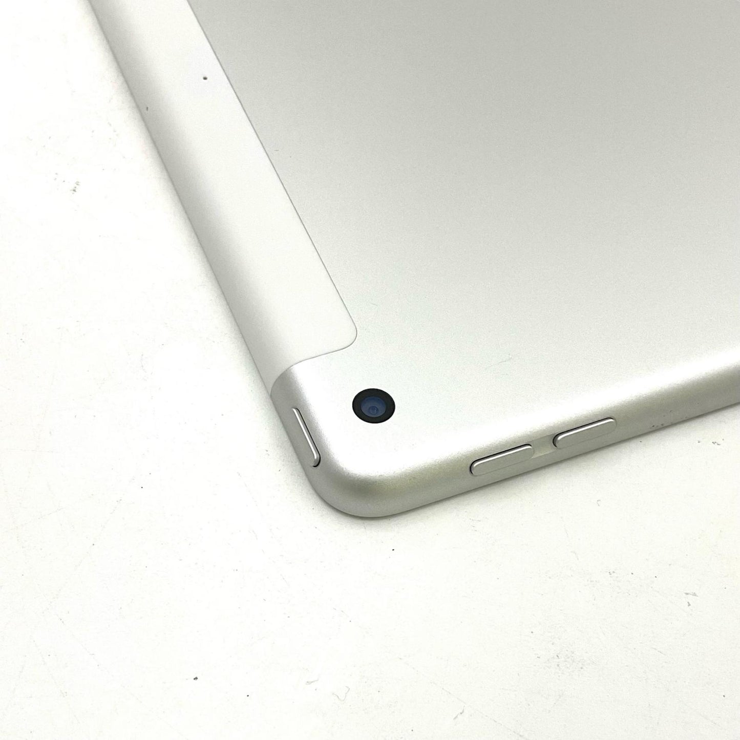 【最速発送】Apple iPad iPad 10.2インチ 第9世代 64GB シルバー WiFi+Cellular au 白ロム【難有】