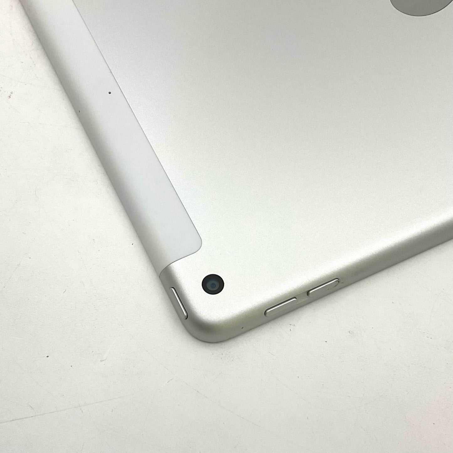 【最速発送】Apple iPad iPad 10.2インチ 第8世代 32GB シルバー WiFi+Cellular au 白ロム【難有】