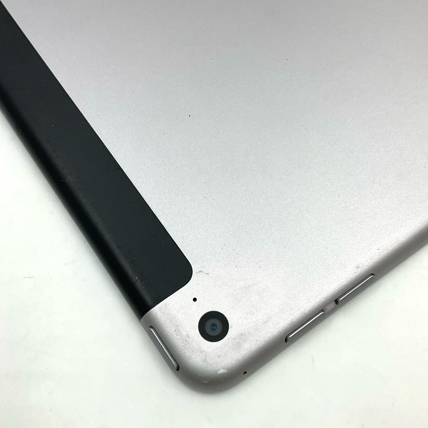 【最速発送】Apple iPad Air 9.7インチ 第2世代 16GB スペースグレイ WiFi+Cellular Softbank 白ロム【難有】