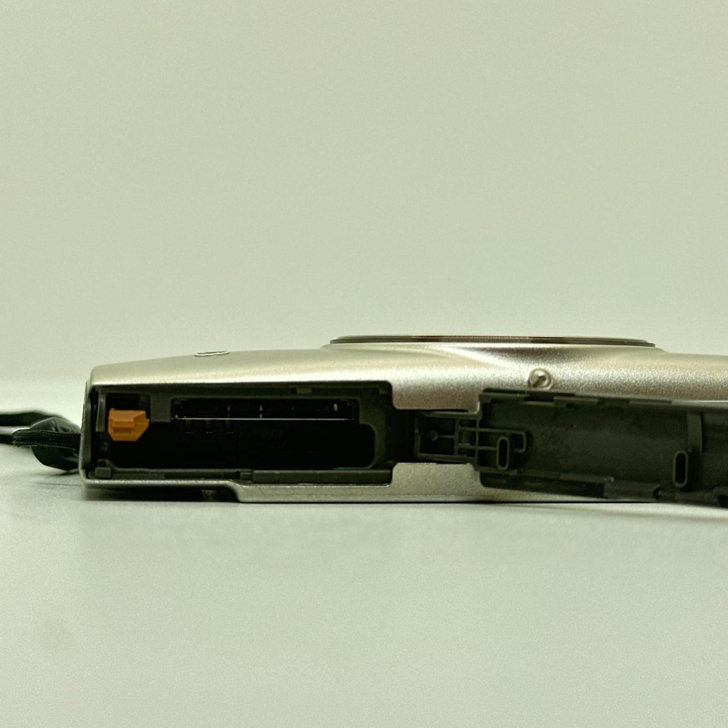 【全額返金保証】【最速発送】 コンパクトデジタルカメラ IXY 650 [シルバー] 美品 動作確認済