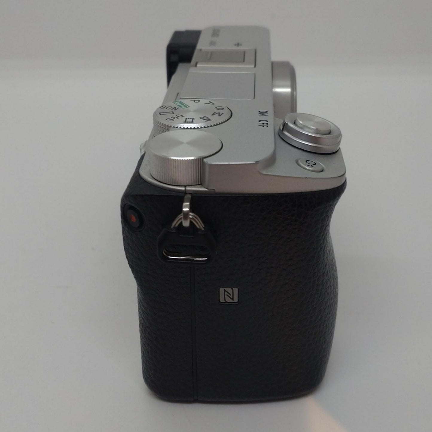 【全額返金保証】【最速発送】 デジタル一眼 α6400 ILCE-6400 ボディ [シルバー] 海外モデル 美品 動作確認済