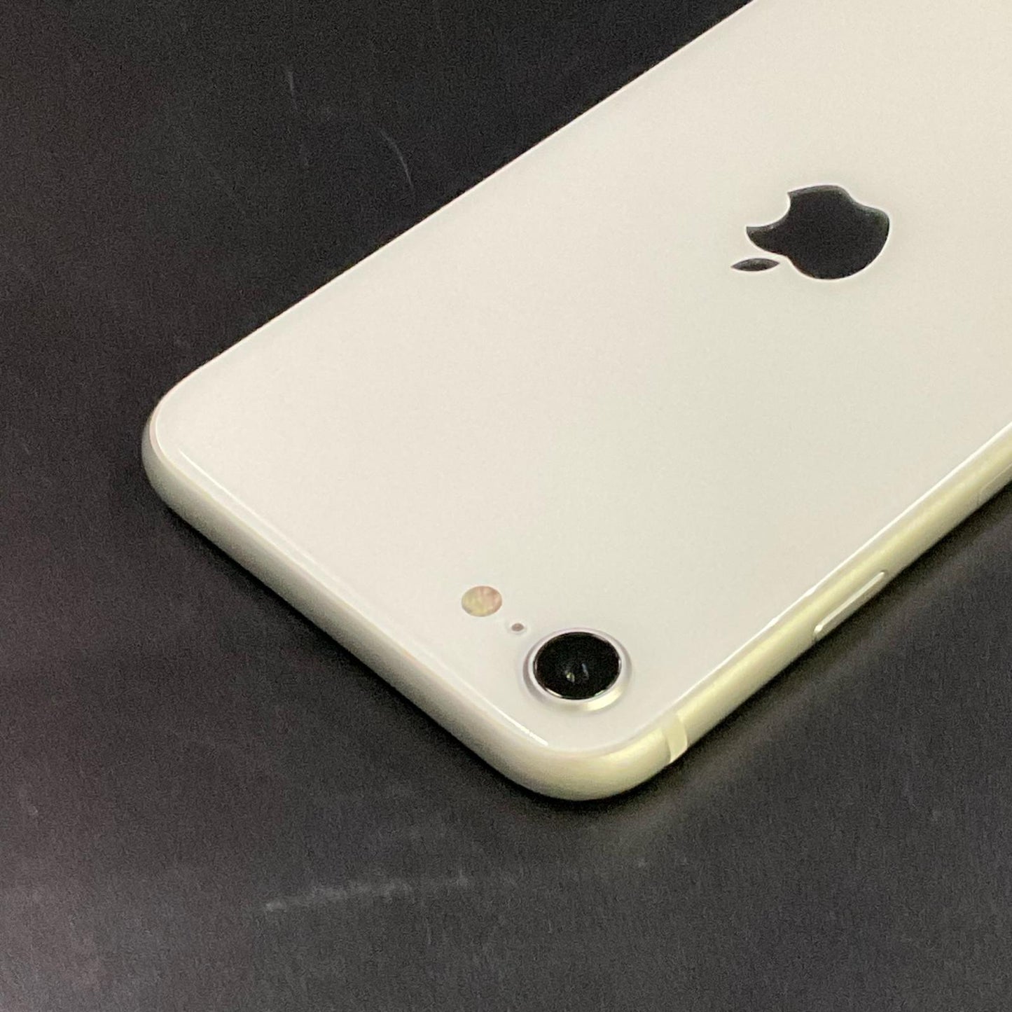 【全額返金保証】【最速発送】Apple iPhone iPhone SE（第2世代） 64GB ホワイト au 白ロム 美品 動作確認済 82%