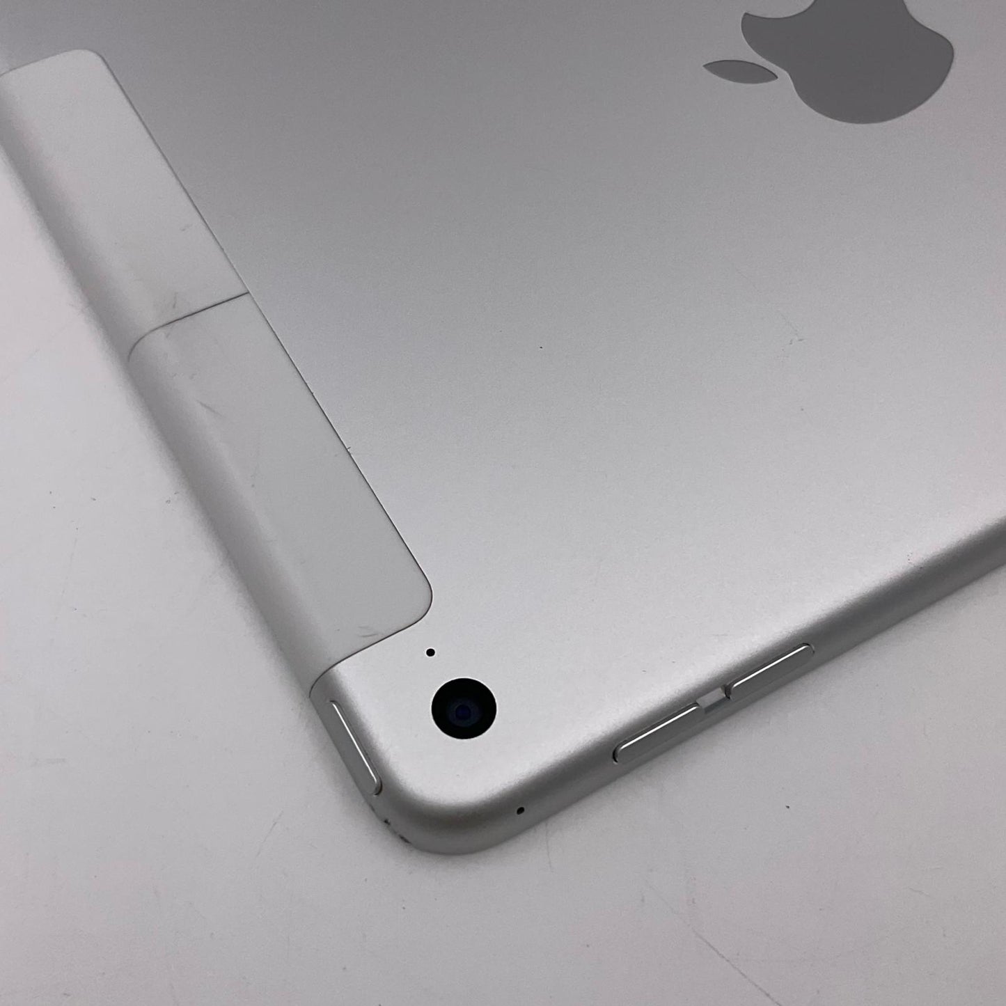 【全額返金保証】【最速発送】Apple iPad mini 7.9インチ 第4世代 128GB シルバー WiFi+Cellular docomo 白ロム 動作確認済