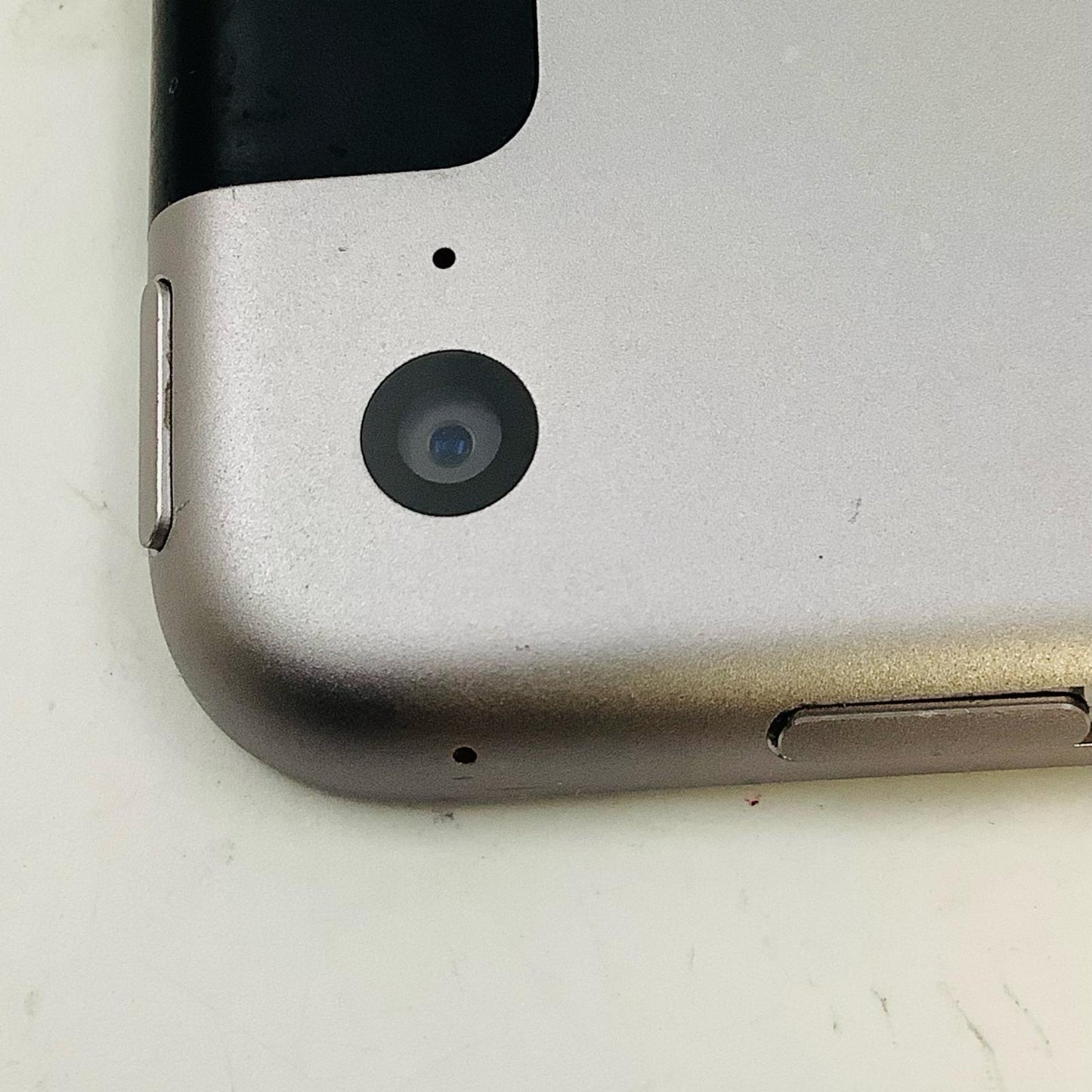 【全額返金保証】【最速発送】Apple iPad Air 9.7インチ 第2世代 16GB スペースグレイ WiFi+Cellular docomo 白ロム 動作確認済