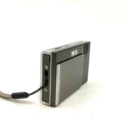 【全額返金保証】【最速発送】FUJIFILM コンパクトデジタルカメラ FinePix Z100fd シルバー 美品 動作確認済