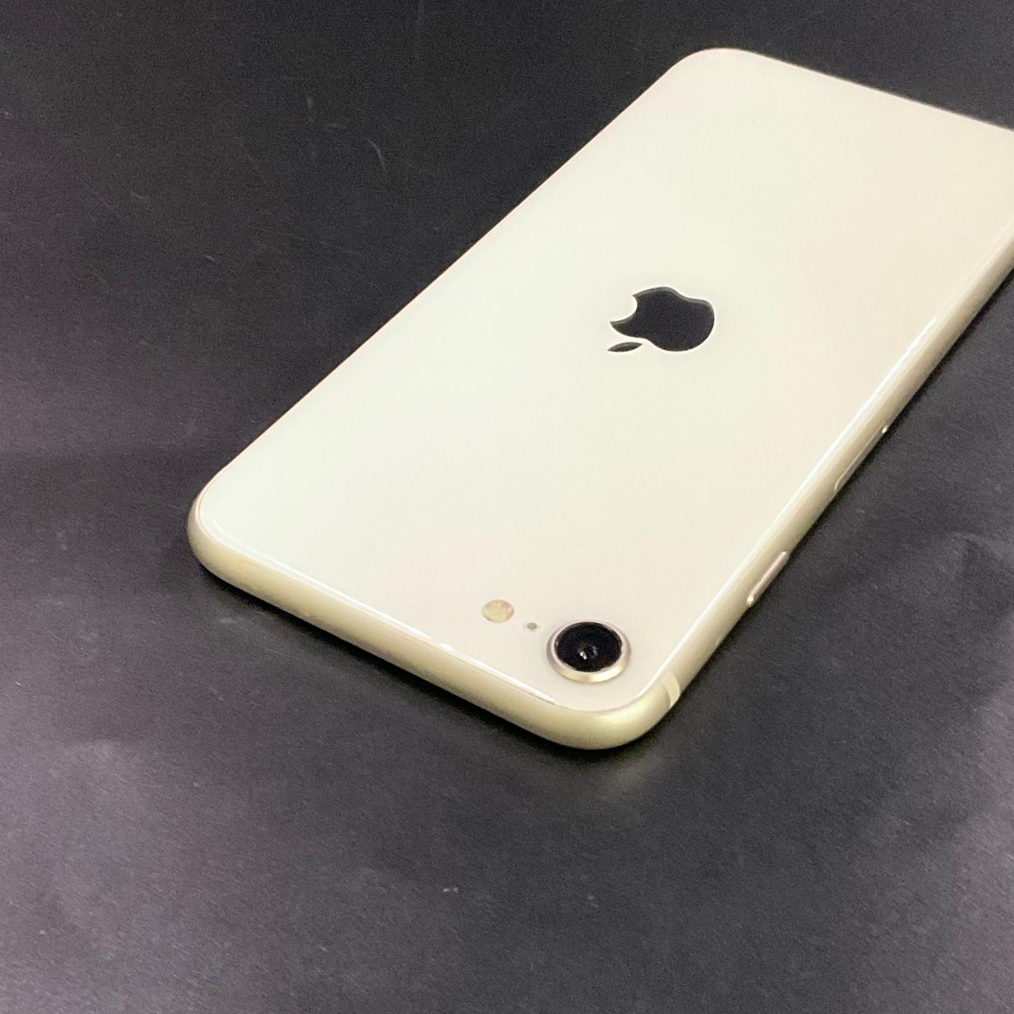 【全額返金保証】【最速発送】Apple iPhone iPhone SE (第3世代) 64GB スターライト docomo SIMフリー 白ロム 動作確認済 78%