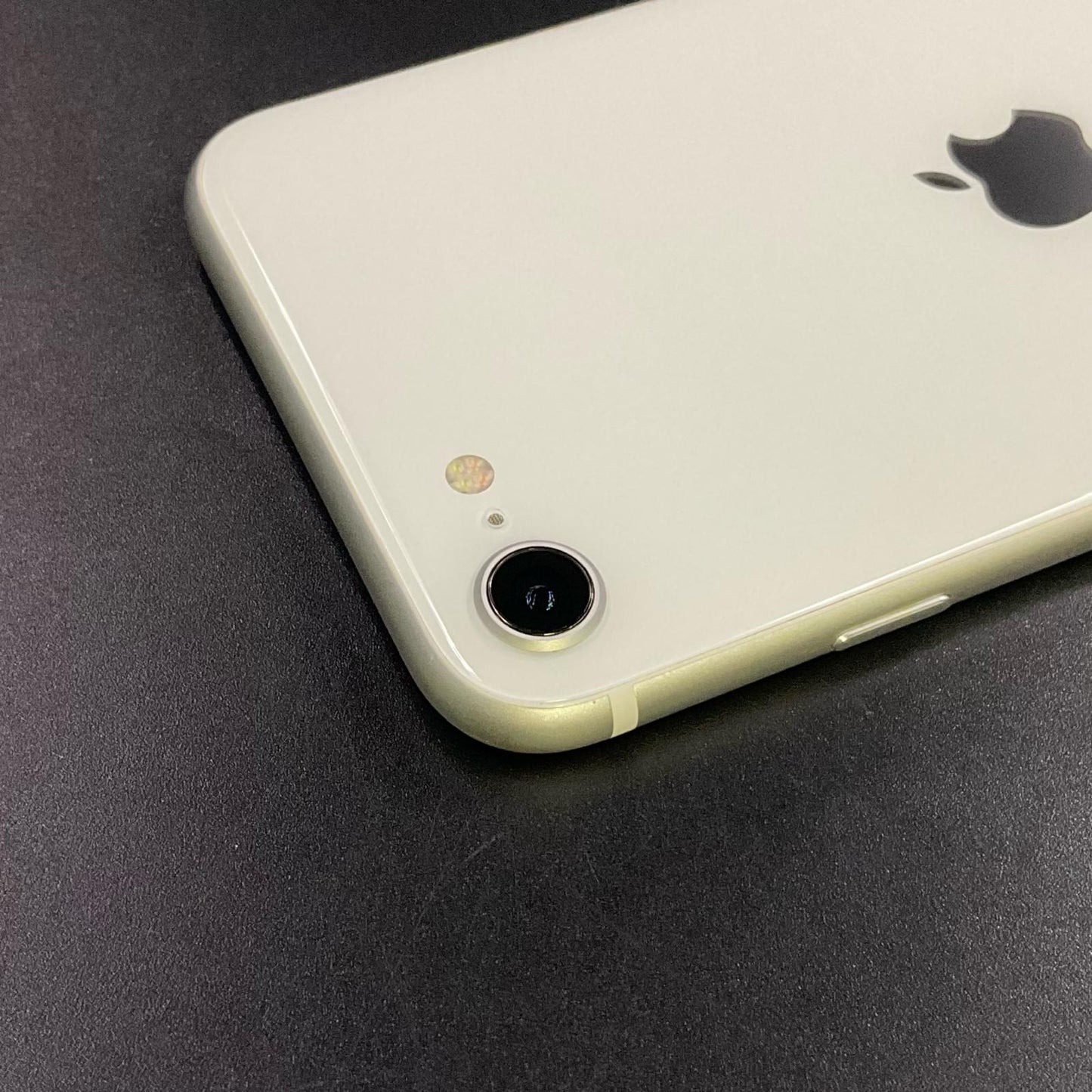 【全額返金保証】【最速発送】Apple iPhone iPhone SE（第2世代） 64GB ホワイト Softbank 白ロム 動作確認済 87%
