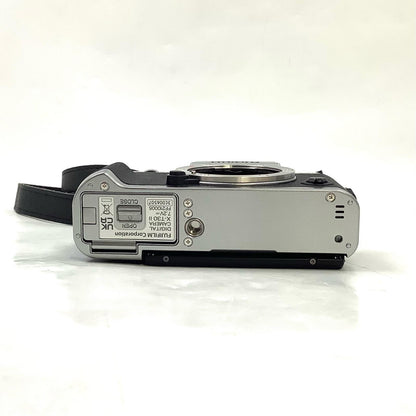 【全額返金保証】【最速発送】FUJIFILM デジタル一眼 X-T30 15-45mmレンズキット シルバー 超美品 動作確認済