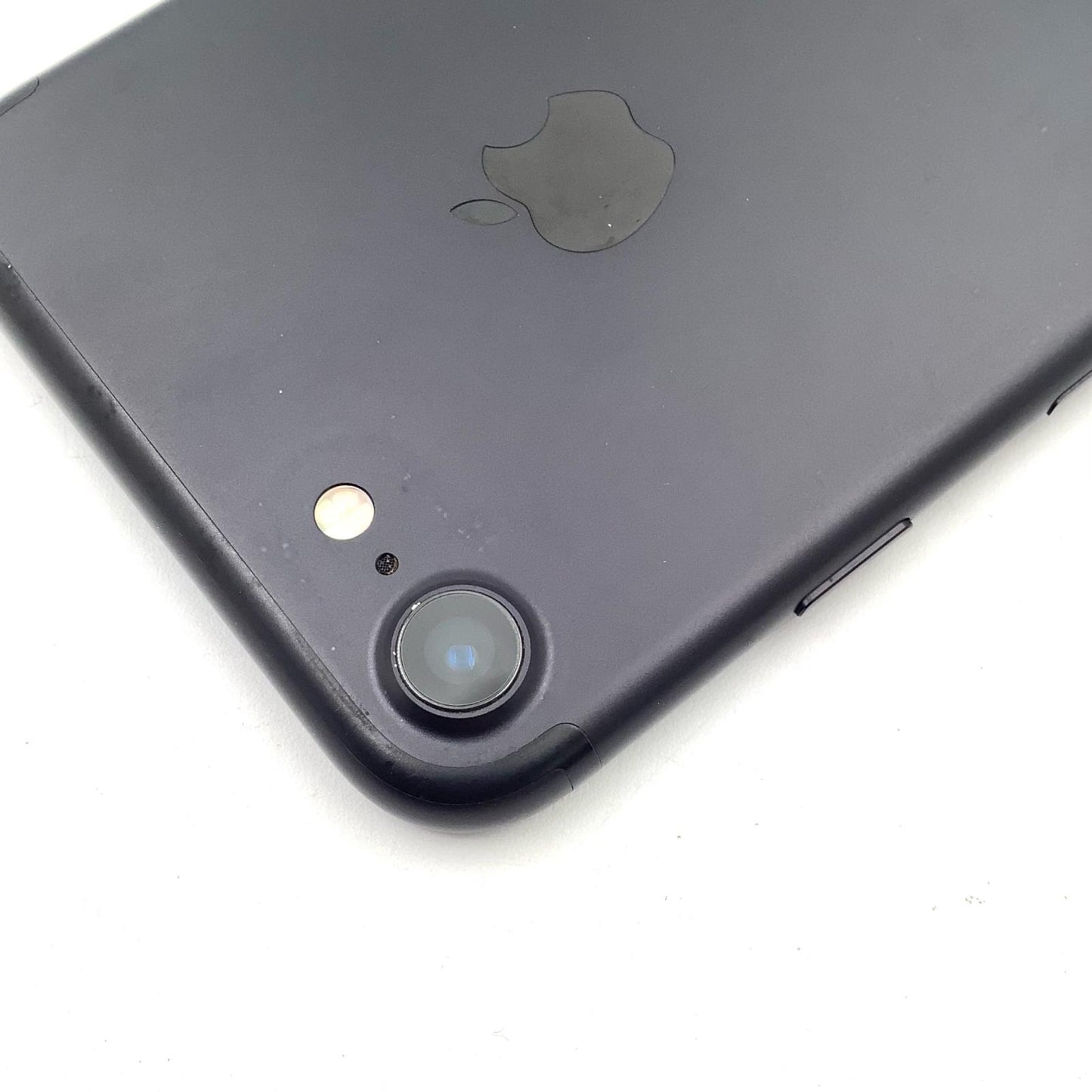 【全額返金保証】【最速発送】Apple iPhone iPhone 7 32GB ブラック au 白ロム 動作確認済 84%