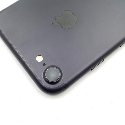 【全額返金保証】【最速発送】Apple iPhone iPhone 7 32GB ブラック au 白ロム 動作確認済 84%
