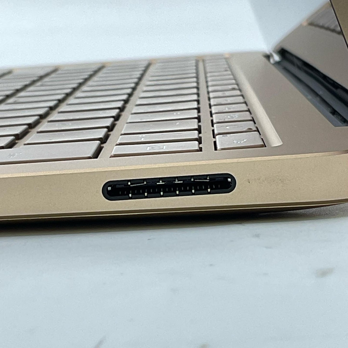 【全額返金保証】【最速発送】Microsoft Surface Laptop ZGM-00036 Snapdragon(R) X 10-core X1P64100 @ 3.40GHz 16GB M.2 SSD 512GB 92.9% 美品 動作確認済