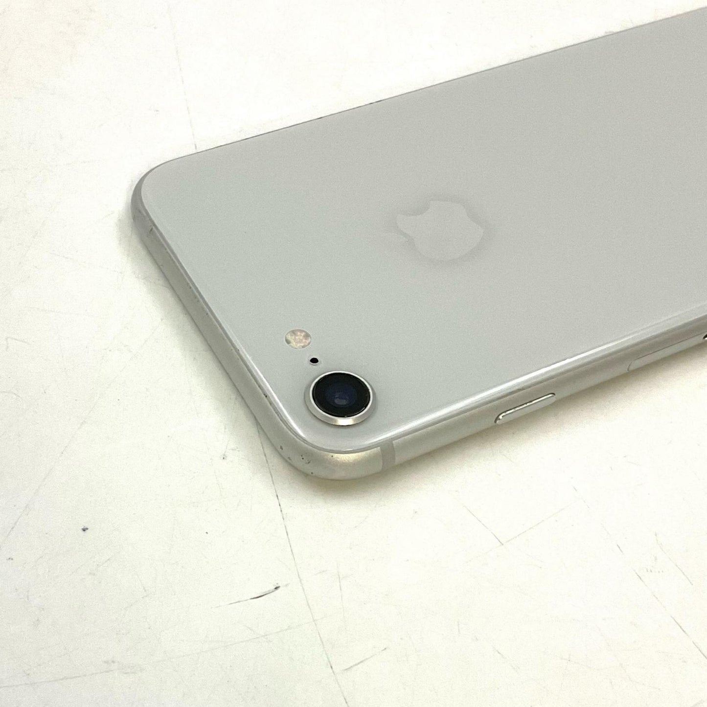 【全額返金保証】【最速発送】Apple iPhone iPhone 8 64GB シルバー au 白ロム 動作確認済 74%