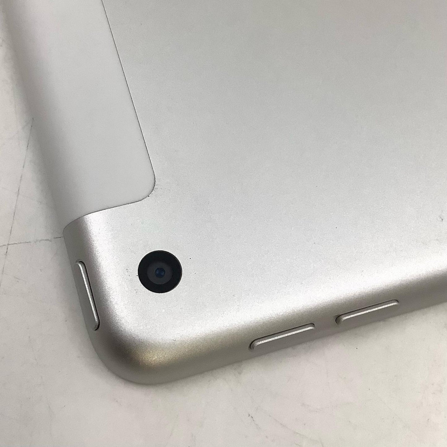 【最速発送】Apple iPad iPad 第9世代 Wi-Fi+Cellular 64GB シルバー au SIMフリー 白ロム【難有】