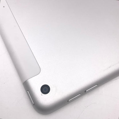 【全額返金保証】【最速発送】Apple iPad iPad 10.2インチ 第7世代 32GB シルバー WiFi+Cellular docomo 白ロム 美品 動作確認済