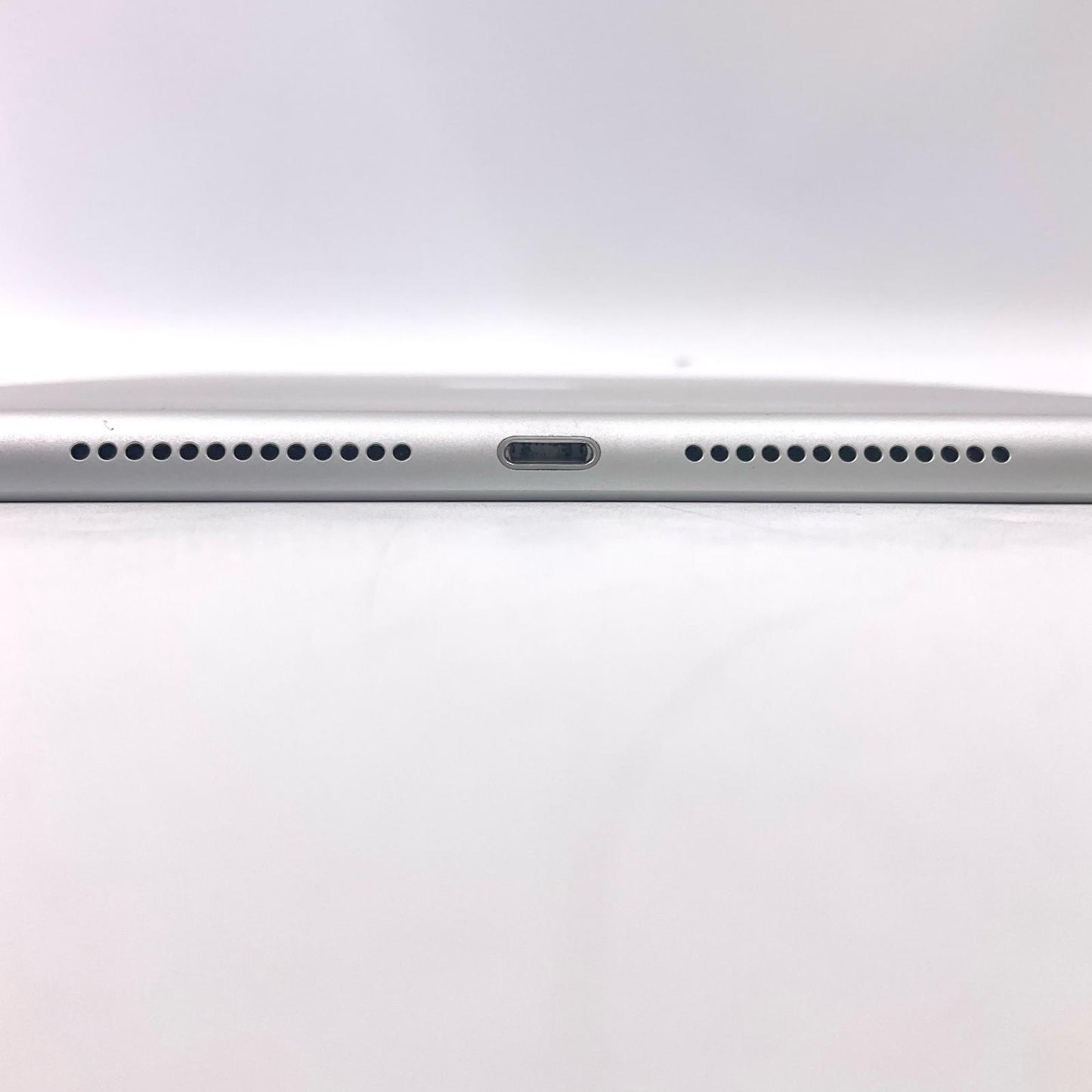 【全額返金保証】【最速発送】Apple iPad iPad 10.2インチ 第7世代 32GB シルバー WiFi+Cellular docomo 白ロム 美品 動作確認済