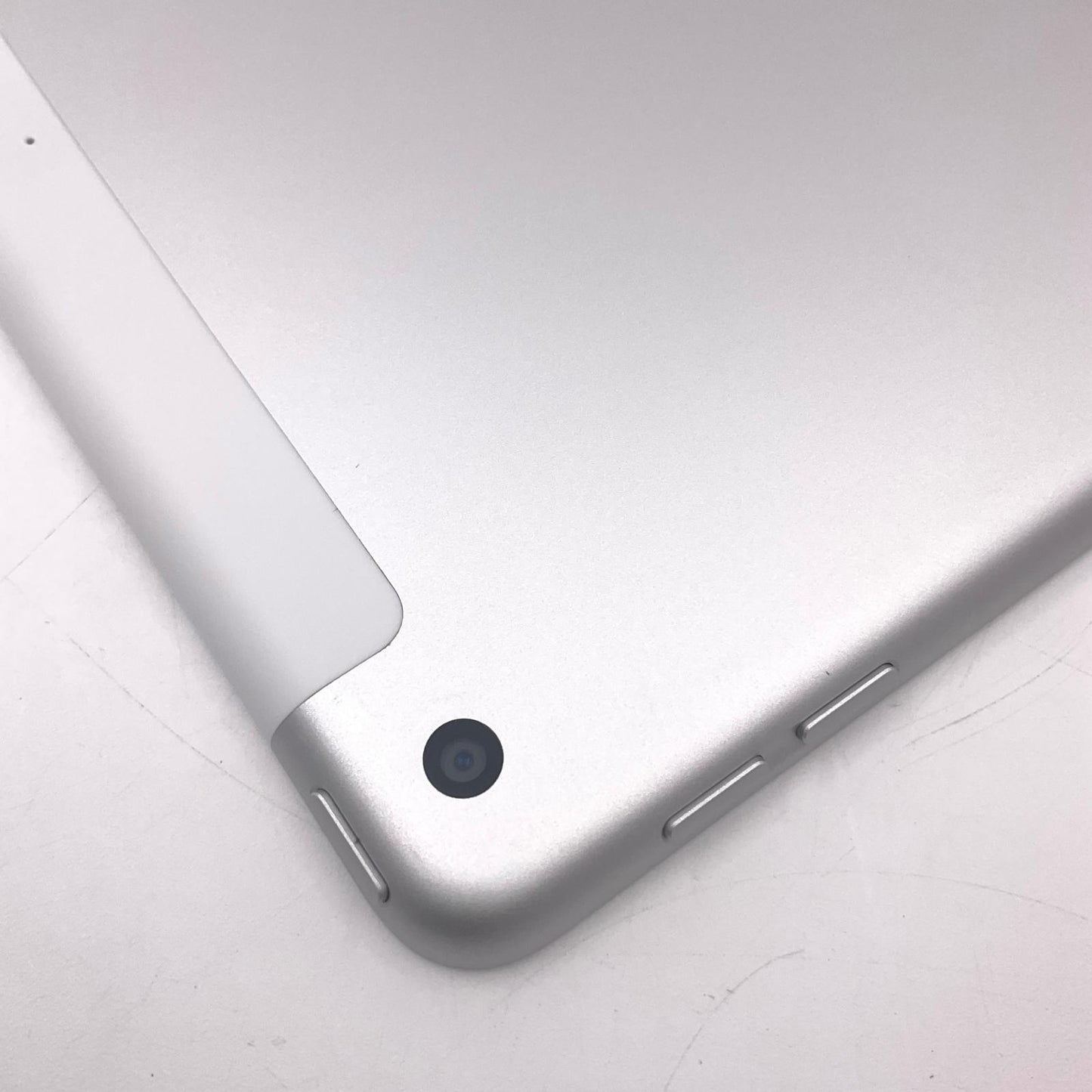 【全額返金保証】【最速発送】Apple iPad iPad 10.2インチ 第9世代 64GB シルバー WiFi+Cellular docomo 白ロム 動作確認済