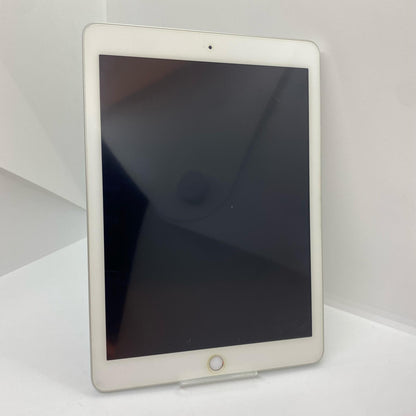 【全額返金保証】【最速発送】Apple iPad iPad 9.7インチ 第6世代 32GB シルバー Wi-Fi 美品 動作確認済
