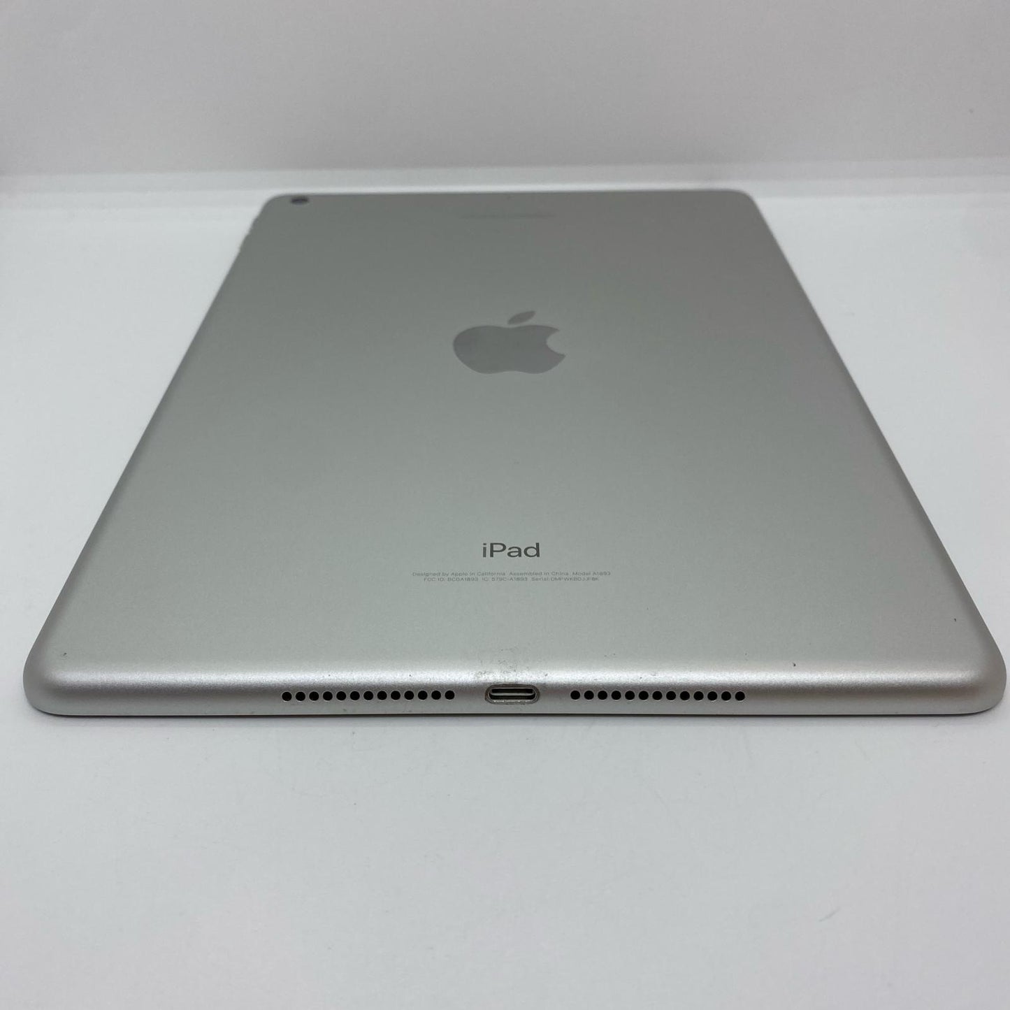 【全額返金保証】【最速発送】Apple iPad iPad 9.7インチ 第6世代 32GB シルバー Wi-Fi 美品 動作確認済