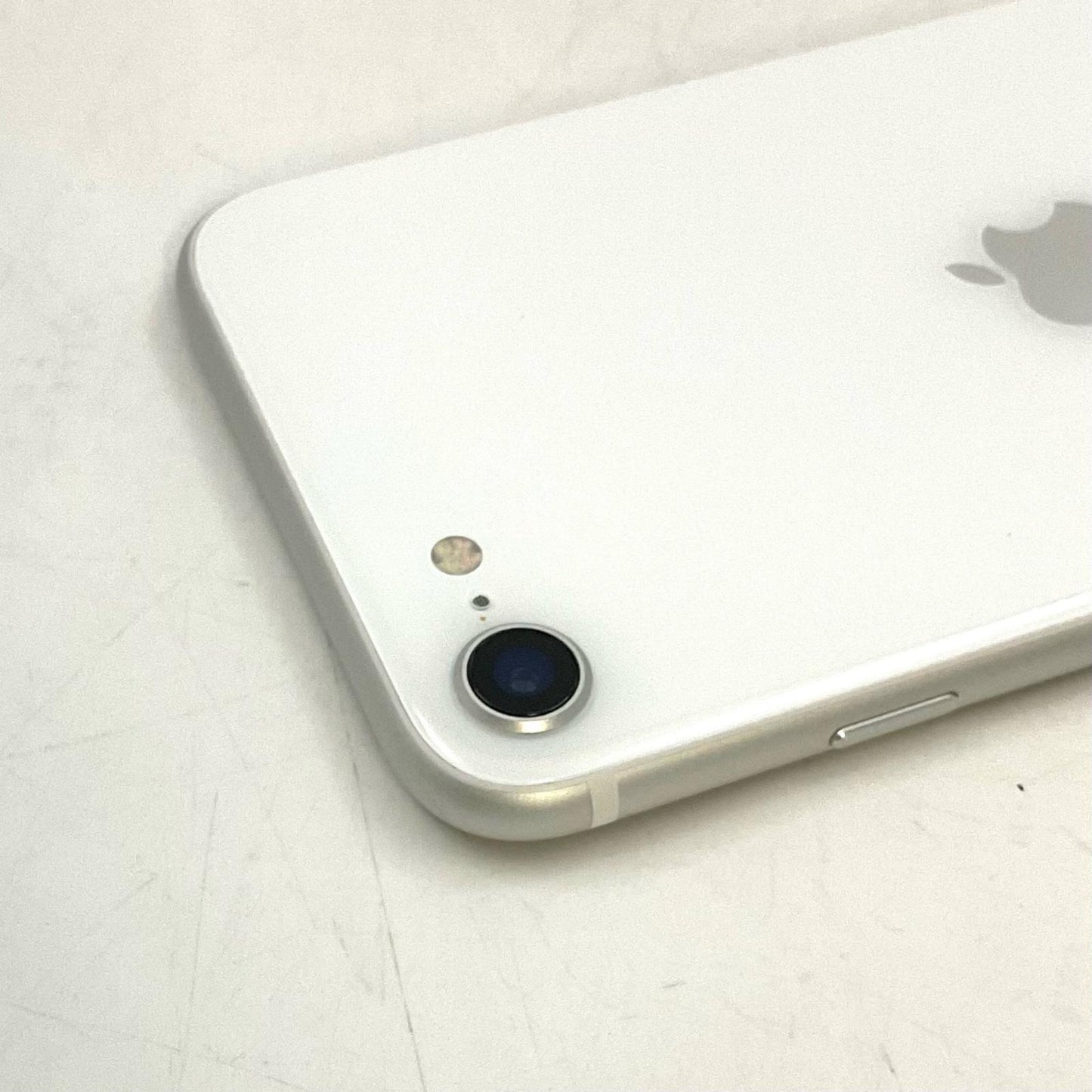 【全額返金保証】【最速発送】Apple iPhone iPhone SE（第2世代） 128GB ホワイト docomo SIMフリー 白ロム 動作確認済 83%