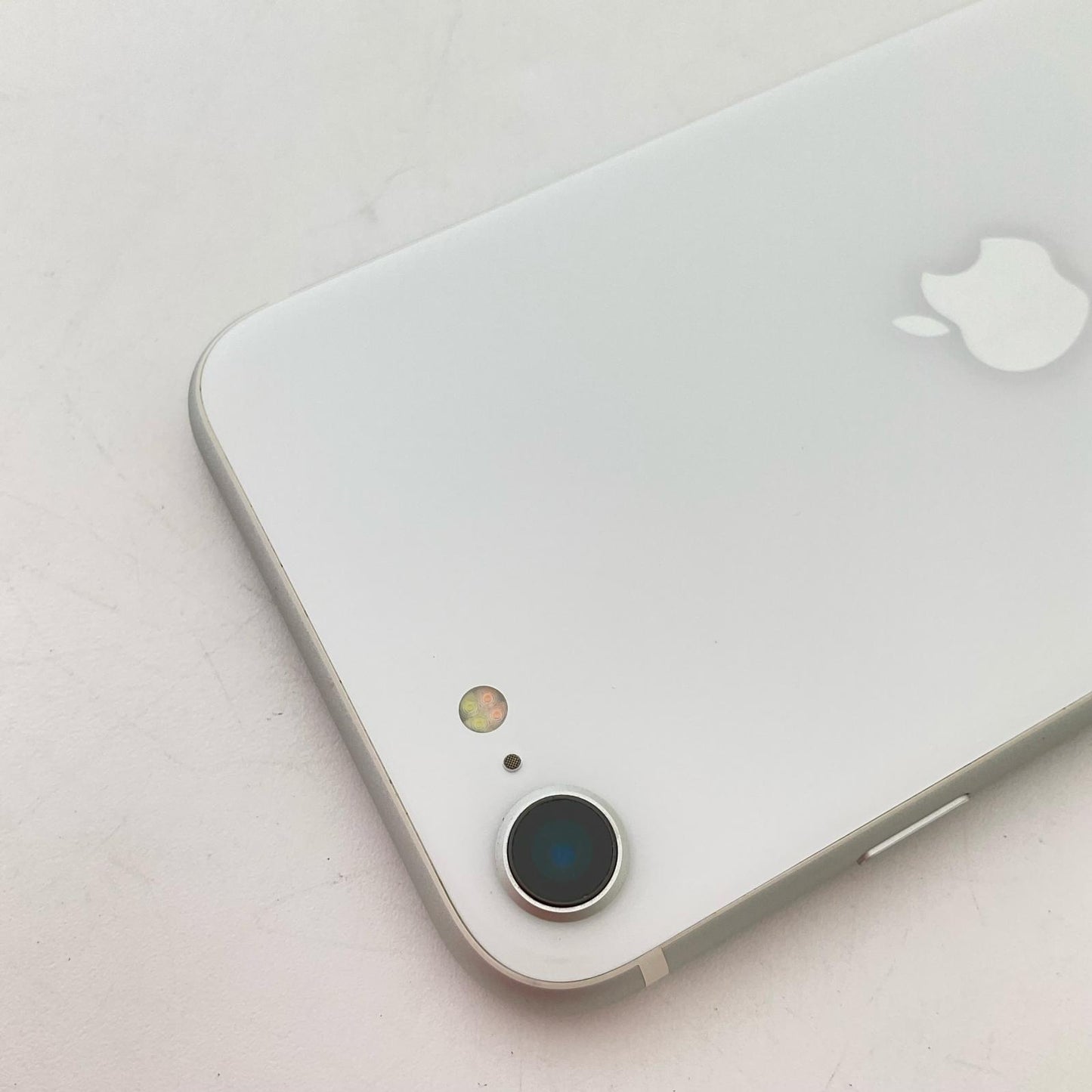 【全額返金保証】【最速発送】Apple iPhone iPhone SE（第2世代） 128GB ホワイト docomo SIMフリー 白ロム 動作確認済 74%