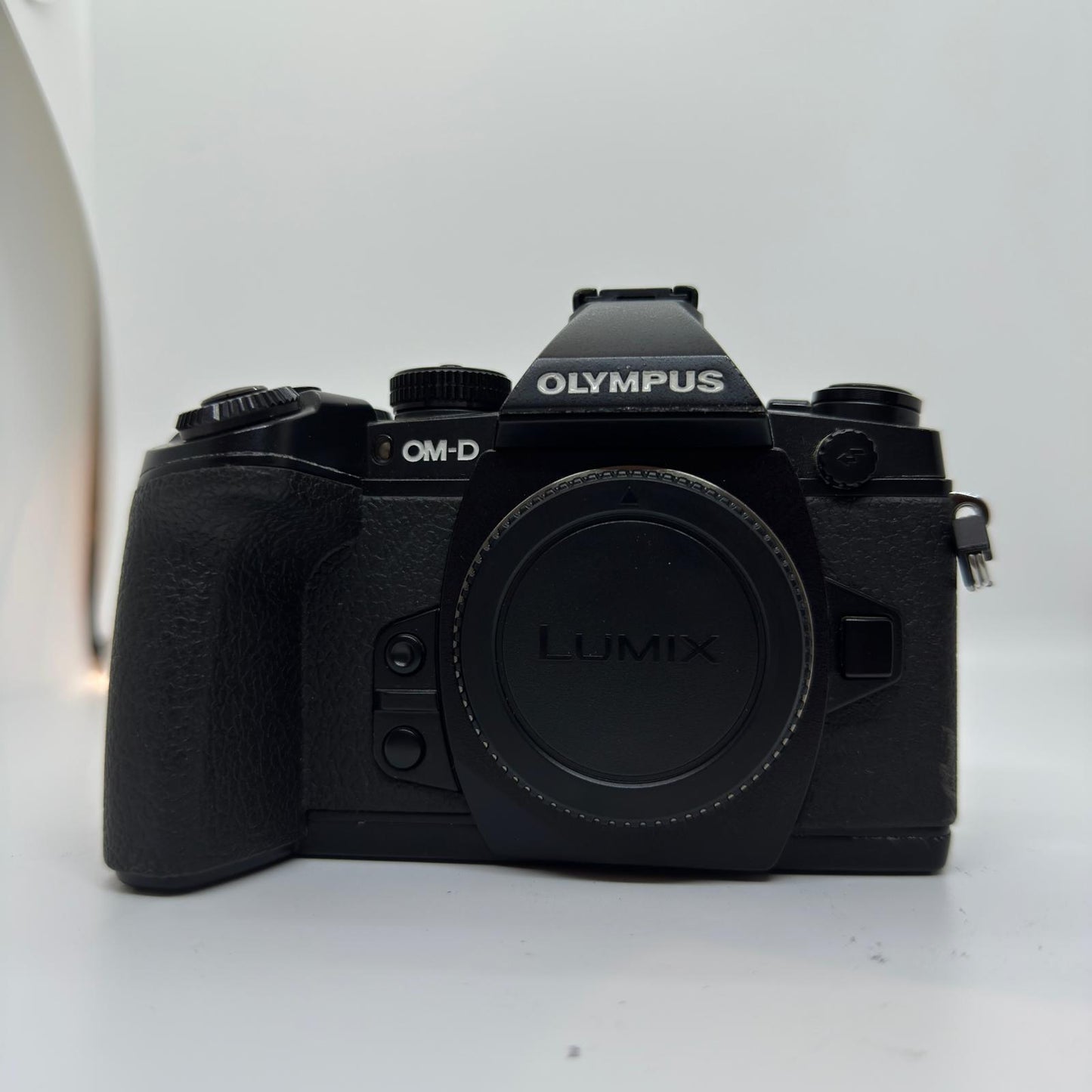 【全額返金保証】【最速発送】 デジタル一眼 OM-D E-M1 ブラック ボディ 動作確認済