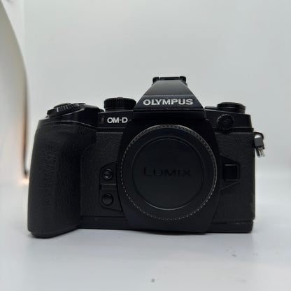 【全額返金保証】【最速発送】 デジタル一眼 OM-D E-M1 ブラック ボディ 動作確認済