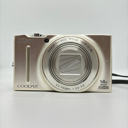 【全額返金保証】【最速発送】 コンパクトデジタルカメラ COOLPIX S8200 シルバー 動作確認済