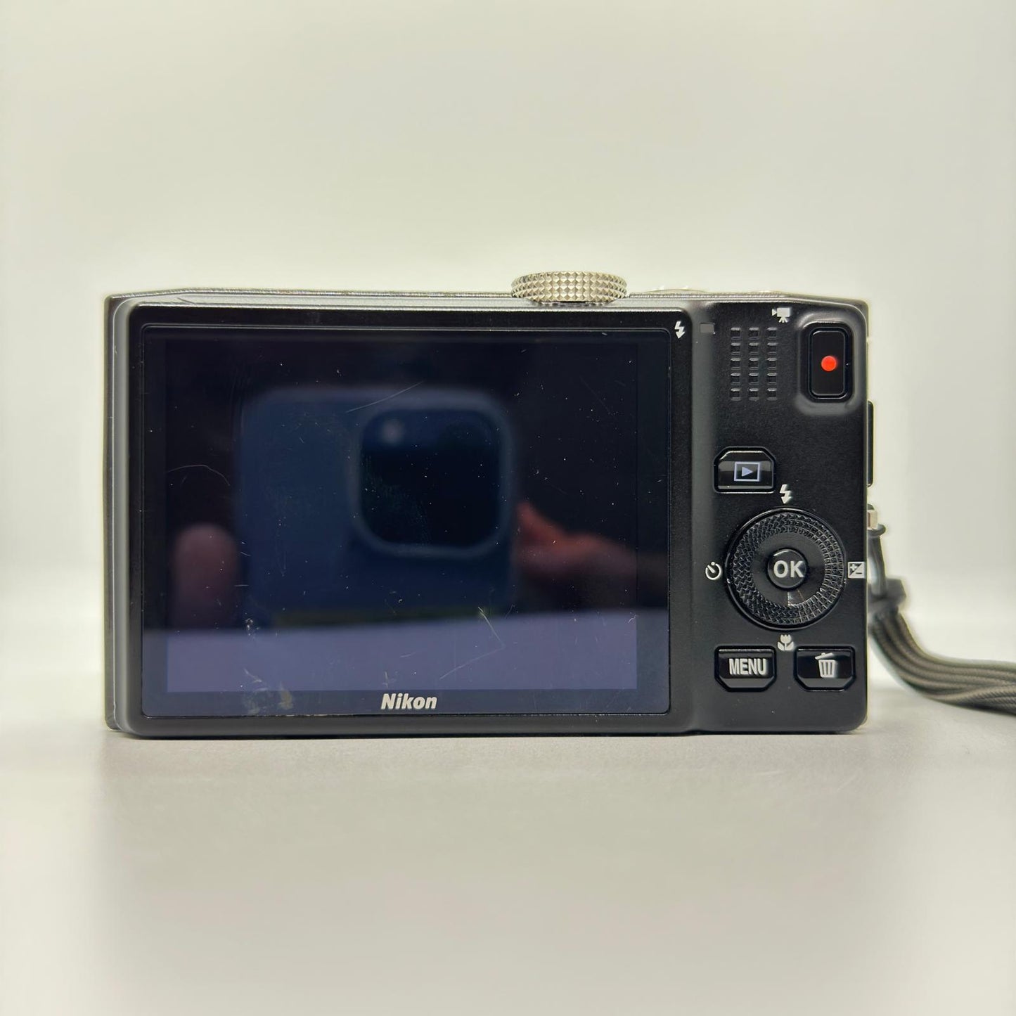 【全額返金保証】【最速発送】 コンパクトデジタルカメラ COOLPIX S8200 シルバー 動作確認済