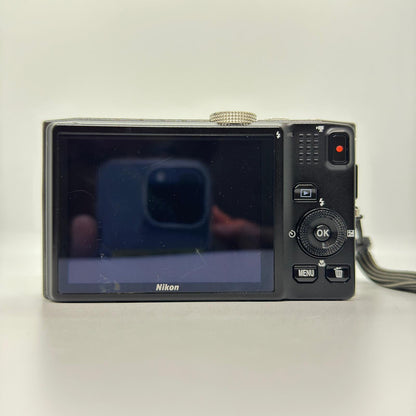 【全額返金保証】【最速発送】 コンパクトデジタルカメラ COOLPIX S8200 シルバー 動作確認済