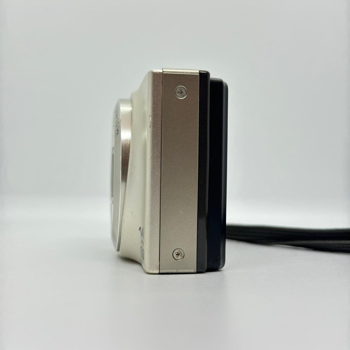 【全額返金保証】【最速発送】 コンパクトデジタルカメラ COOLPIX S8200 シルバー 動作確認済
