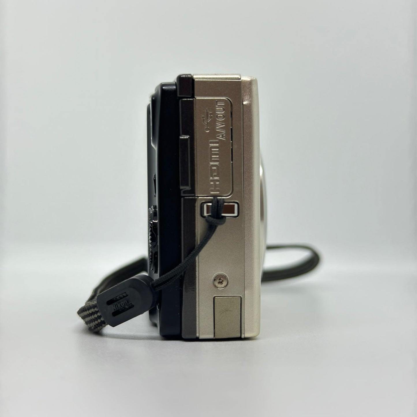 【全額返金保証】【最速発送】 コンパクトデジタルカメラ COOLPIX S8200 シルバー 動作確認済