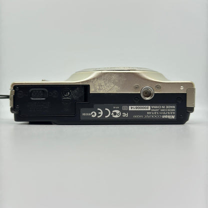 【全額返金保証】【最速発送】 コンパクトデジタルカメラ COOLPIX S8200 シルバー 動作確認済