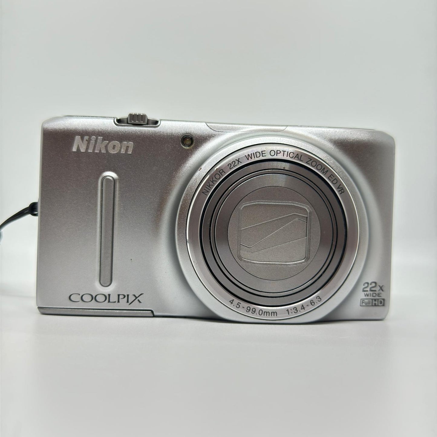 【全額返金保証】【最速発送】 コンパクトデジタルカメラ COOLPIX S9500 シルバー 美品 動作確認済