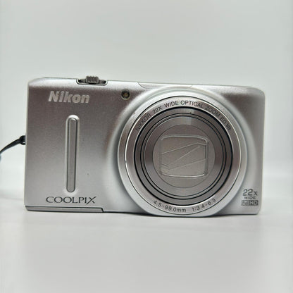 【全額返金保証】【最速発送】 コンパクトデジタルカメラ COOLPIX S9500 シルバー 美品 動作確認済