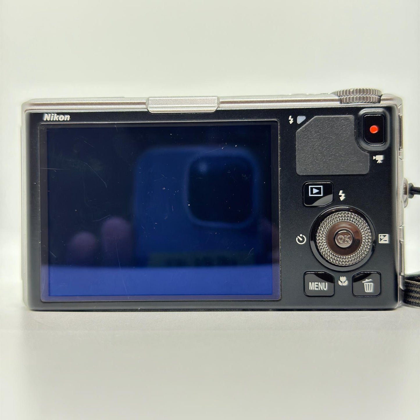 【全額返金保証】【最速発送】 コンパクトデジタルカメラ COOLPIX S9500 シルバー 美品 動作確認済