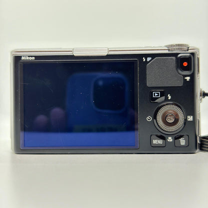 【全額返金保証】【最速発送】 コンパクトデジタルカメラ COOLPIX S9500 シルバー 美品 動作確認済