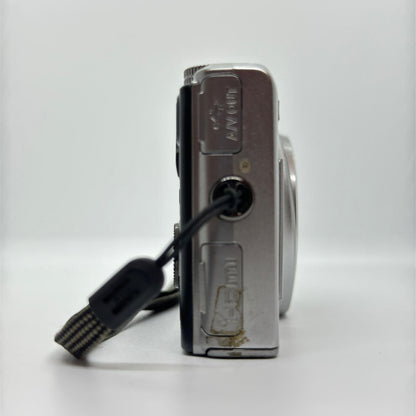 【全額返金保証】【最速発送】 コンパクトデジタルカメラ COOLPIX S9500 シルバー 美品 動作確認済