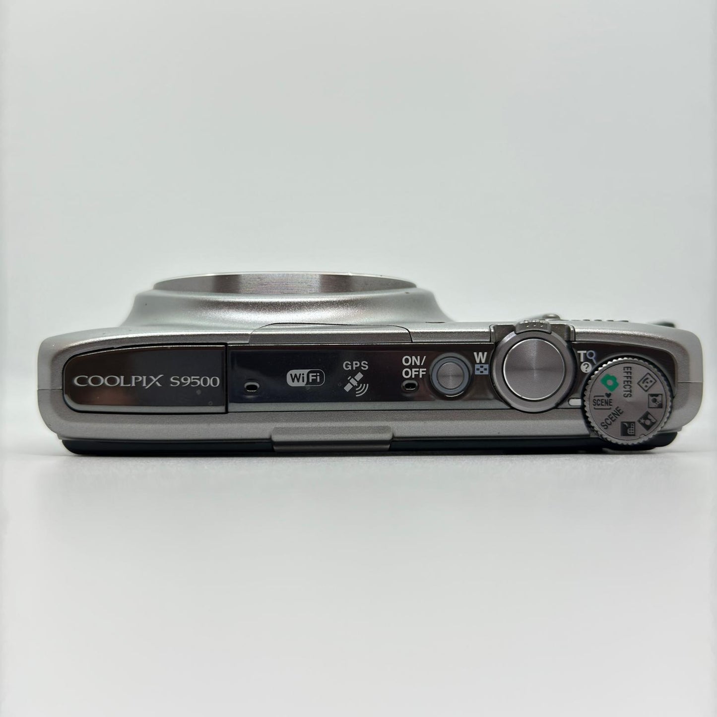 【全額返金保証】【最速発送】 コンパクトデジタルカメラ COOLPIX S9500 シルバー 美品 動作確認済
