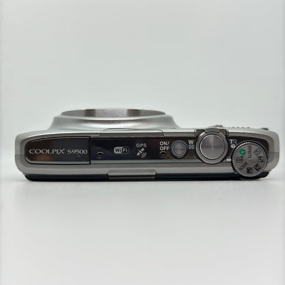 【全額返金保証】【最速発送】 コンパクトデジタルカメラ COOLPIX S9500 シルバー 美品 動作確認済