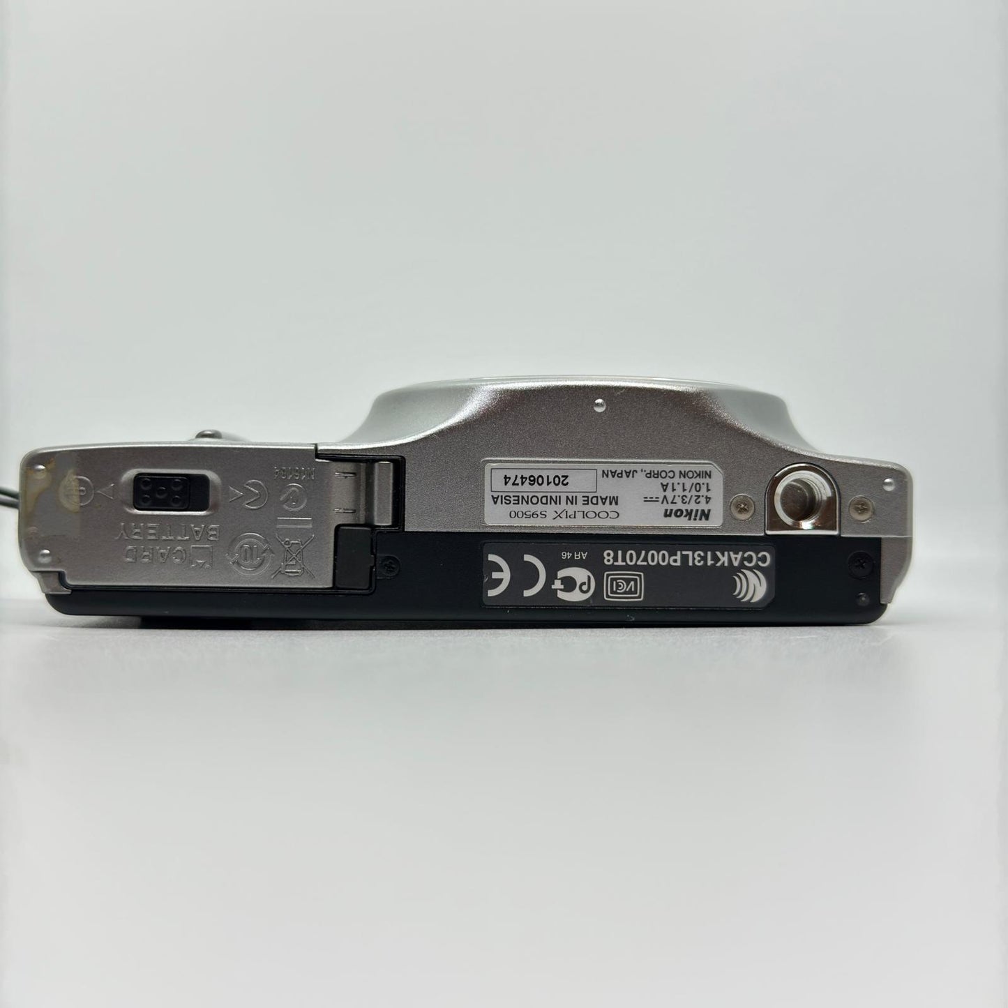 【全額返金保証】【最速発送】 コンパクトデジタルカメラ COOLPIX S9500 シルバー 美品 動作確認済