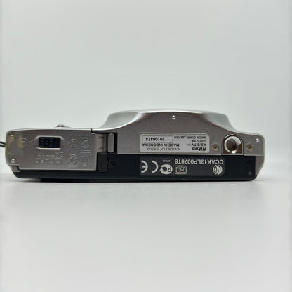 【全額返金保証】【最速発送】 コンパクトデジタルカメラ COOLPIX S9500 シルバー 美品 動作確認済