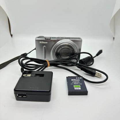 【全額返金保証】【最速発送】 コンパクトデジタルカメラ COOLPIX S9500 シルバー 美品 動作確認済
